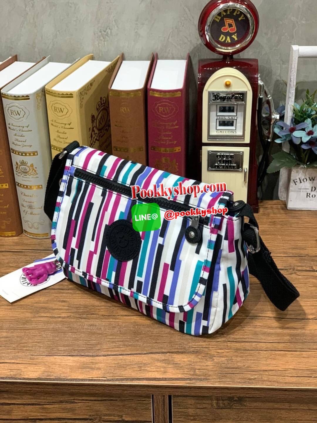 KIPLING SABIAN PRINTED CROSSBODY MINI BAG คอลเลคชั่นใหม่จากpac-man สำหรับสาวๆที่ชื่นชอบกระเป๋าสะพายข้าง ขนาดกำลังดี สะพายได้ทั้งสายคู่และสายเดี่ยว เปิดปิด2ชั้นด้วยกระดุมแม่เหล็กและซิป ภายในกว้างใส่กระเป๋าสตางค์ยาว มินิไอแพคและของจุกจิกอื่นๆได้ สายสะพายปรั