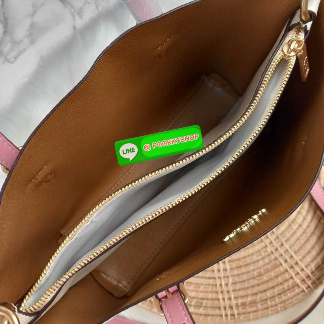 NEW IN!! น่ารัก วางไม่ลงอีกแล้ว COACH MOLLIE TOTE 25 (COACH C4084) กระเป๋าถือ สะพาย รุ่นฮิต ปริ้นลายดอกหัวใจมินิ ขนาดเหมาะมือ มีสายสะพายยาว ถอดและปรับระดับได้ วัสดุหนัง crossgrain ขึ้นทรงสวย ด้านในโล้ง มีช่องซิปตรงกลางแยก **🔸️รุ่นนี้ใครถือก็สวย ใช