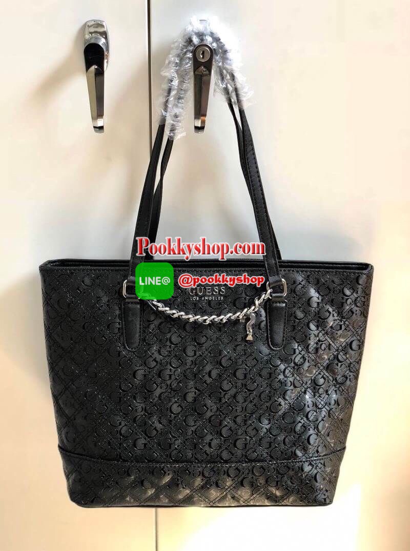 New Rare item !!! GUESS LOS ANGELES TOTE BAG พร้อมส่ง สินค้าหายากค่ะ !!! กระเป๋าถือทรง Tote วัสดุหนังนิ่มมือมากค่ะ ตัวกระเป๋าพิมพ์ลาย signature brand ทั้งใบ เพิ่มความหรูด้วยอะไหล่โซ่มาให้ที่ด้านหน้า ปากกระเป๋ากว้าง ภายในกระเป๋าแบ่ง3ช่องใหญ่ แต่ละช่องกว้าง