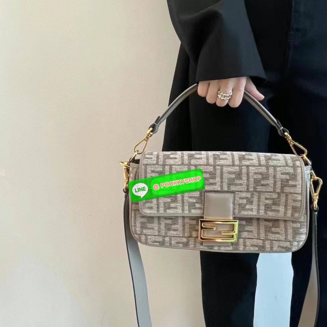 New Arrivals!!! Fendi Baguette Dark Gray FF Tapestry Fabric Bag กระเป๋าทรง Baguette ขนาดกลาง วัสดุผ้าเซนิล พร้อมลวดลาย FF สีเทาเข้ม ปิดท้ายด้วยรายละเอียดหนังแบบทูโทนและประดับด้วยตัวล็อค FF โดดเด่นด้วยฝาปิดด้านหน้าตัวล็อคแม่เหล็กช่องด้านในบุด้วยผ้าหนังกลับ
