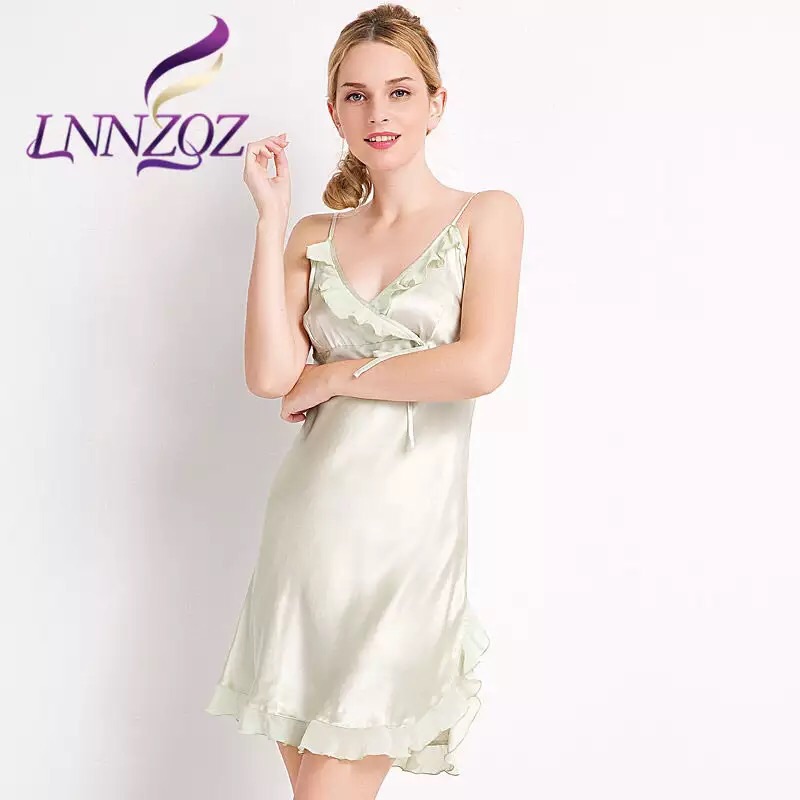 ชุดนอนผ้าไหม สีชมพูอ่อน เนื้อผ้าหรู แต่งระบายช่วงอก