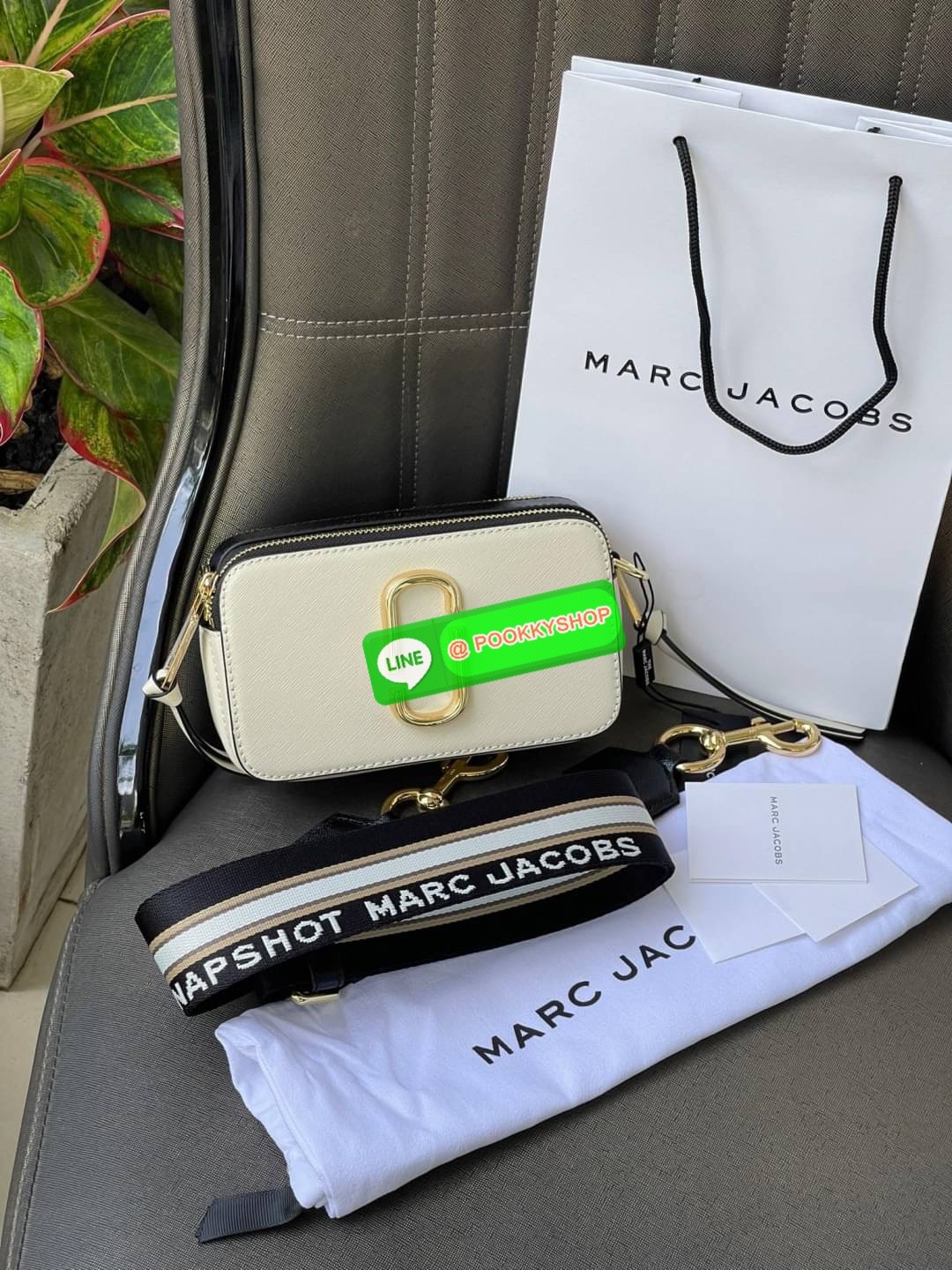 💕 Marc Jacobs Snapshot Bag กระเป๋าแบรนด์ดังจากสัญชาติอเมริกัน นับได้ว่ารุ่นนี้เป็นรุ่นทรงฮิตของ marc jacobs เลยทีเดียว โดยด้านหน้ากระเป๋าจะเป็นโลโก้แบบโลหะที่เป็นสัญลักษณ์ของแบรนด์นี้ มาพร้อมสายสะพายที่จะสะพายยังไงก็ดูโดดเด่น เพราะขนาดใหญ่ที่สกรีน