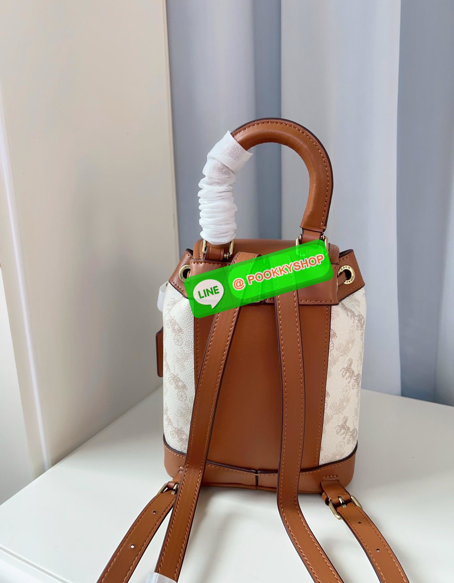 NEW ARRIVAL! **สินค้าเข้าใหม่** COACH HARPER BACKPACK WITH HORSE AND CARRIAGE PRINT ((CAM31)) 🔖พร้อมส่งใหม่ล่าสุด! กระเป๋าสะพายมีหูหจับด้านบน ที่สามารถพกพาไปไหนมาไหนได้ตลอดเวลา หนังแท้อย่างดีนิ่มสวย((หนังไม่แข็งทื่อนะคะ))ตัวกระเป๋าปริ้นท์ลายรถม้าอ