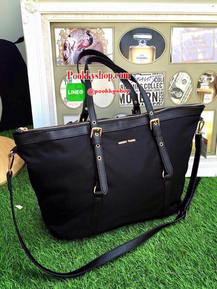 กระเป๋าทรงเท่ห์ สีดำ ยี่ห้อ MANGO คล้าย PRADA วัสดุทำด้วยผ้าร่ม น่าใช้ ขอบและสายกระเป๋าเป็นหนัง saffiano อะไหล่สีทอง ตัดกันลงตัว ดูดีค่ะ ภายในมีช่องซิป 1 ช่อง ฐานแข็งเป็นทรง สายยาวถอดออก และปรับระดับได้ จุของได้เยอะเลยค่ะ เป็นสินค้าแบรนด์แท้ งาน Sale ค่ะ