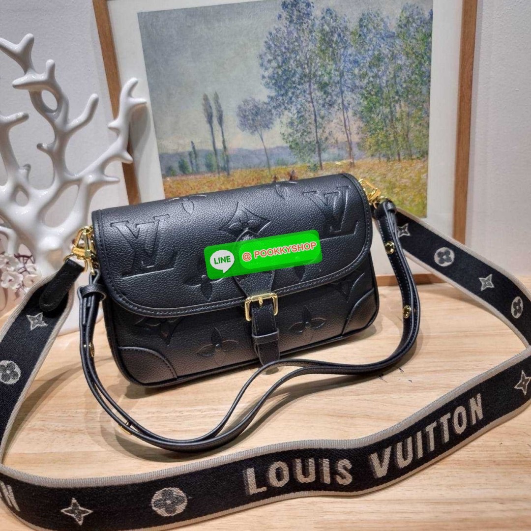 LV diane monogram empreinte bag 🔆 Details กระเป๋ามัลติฟังก์ชั่นสุดคุ้มจากเคาน์เตอร์ dutyfree ที่ดีไซน์ออกมาได้น่ารักน่าใช้มากๆ มีสายมาให้ถึง 2 แบบ สายหนังคล้องไหล่ได้ ปรับสะพายข้างได้ และสายสปอร์ตครอสบอดี้ได้ สวยลูกคุณหนูมากๆ ปรับเปลี่ยนใช้ตามลุคแ