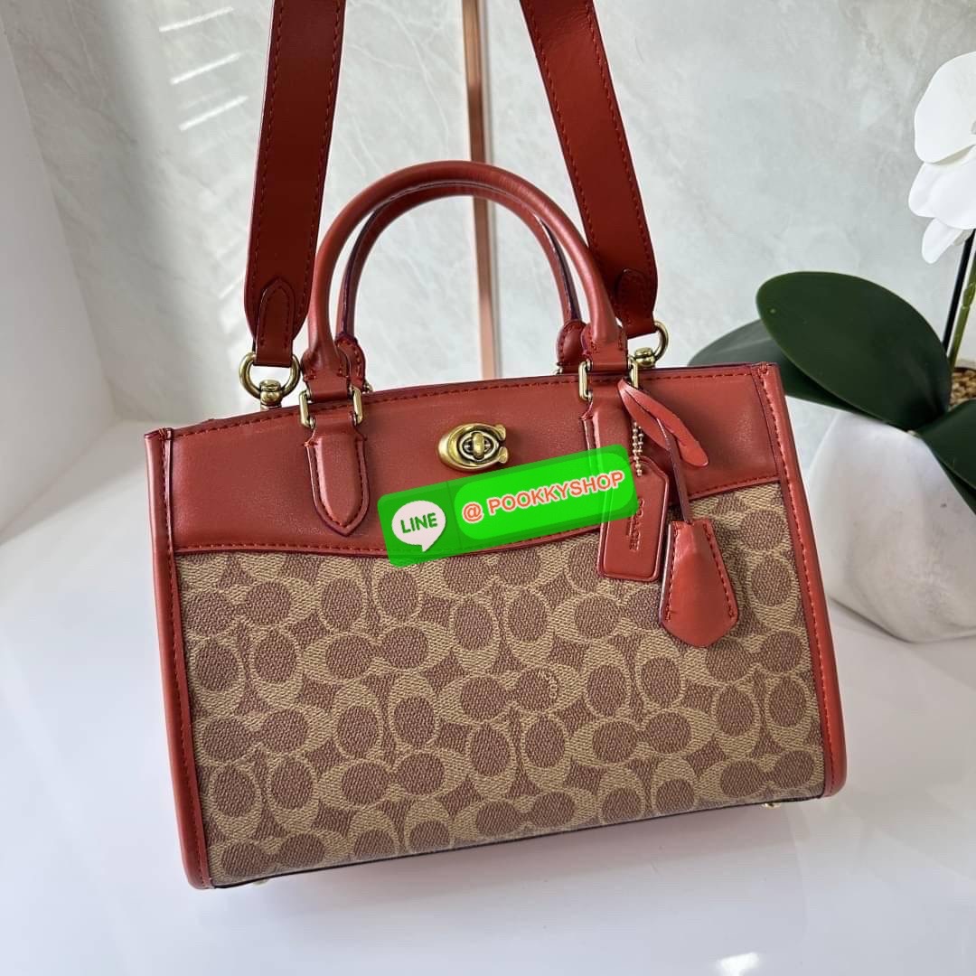 COACH BROOKE CARRYALL 28 (CE733) กระเป๋าถือหรือสะพายข้าง สุดหรู ลุคคุณนาย ให้วัสดุแคนวาสตัดหนังแท้ ภายในกว้าง แบ่งช่องเป็นสัดส่วน มีช่องซิปตรงกลาง สายสะพายถอดออกได้ จะถือหรือสะพายแมทซ์ได้หลายลุคเลยค่ะ