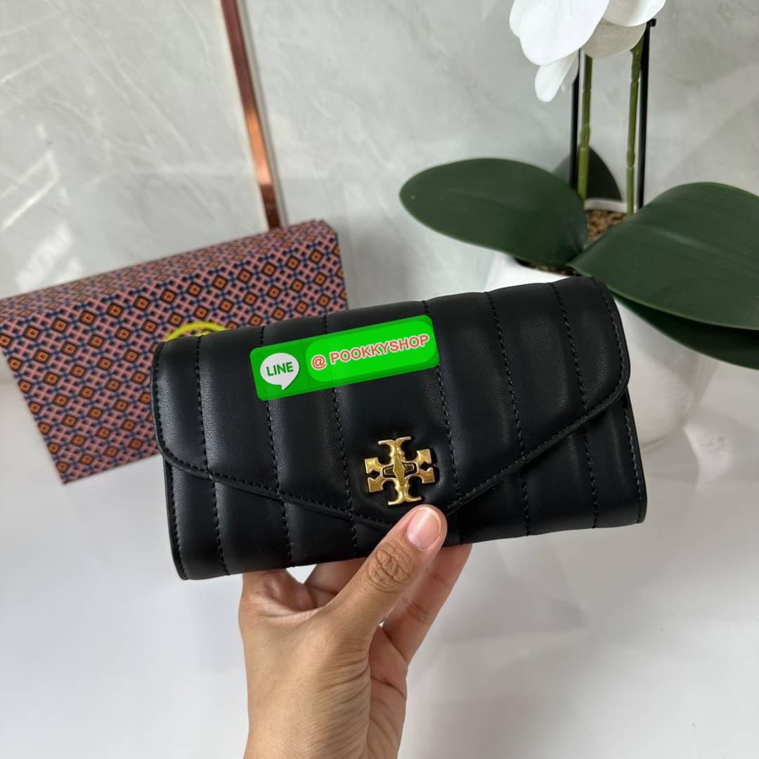 TORY BURCH KIRA CHEVRON POUCH KEY FOB 📍กระเป๋าสตางค์ใบยาว รุ่นใหม่ ทรงคลาสสิค 📍เปิด-ปิดด้วยอะไหล่บิดล็อค 📍ภายในมีช่องซิปตรงกลางสำหรับใส่เหรียญ ช่องใส่ธนบัตรและช่องใส่บัตร 📍วัสดุหนังแกะแท้ 📍จัดระเบียบกระเป๋าสตางค์ได้