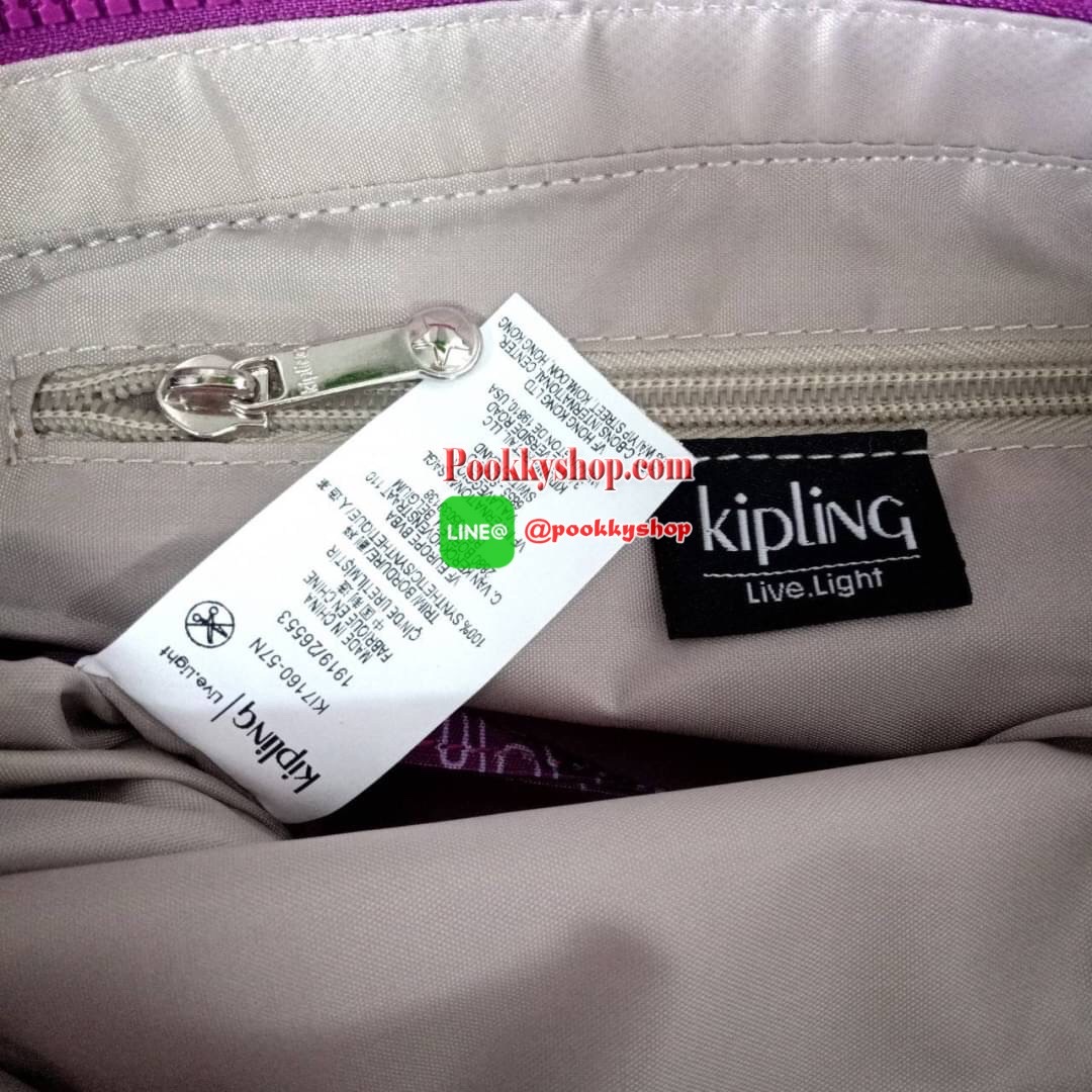 KILING NORI Handbag & Shoulder bag กระเป๋าถือหรือสะพายขนาดกลาง ทำจากวัสดุ ผ้า Nylonเคลือบ+Polyester น้ำหนักเบา จุดเด่นที่ช่องหลักมีขนาดใหญ่ พร้อมช่องซิปแยกย่อย สามารถใส่สัมภาระได้เยอะ มาพร้อมสายสะพายยาว สามารถปรับระดับได้ตามความต้องการ มีพวงกุญแจลิงห้อยตา