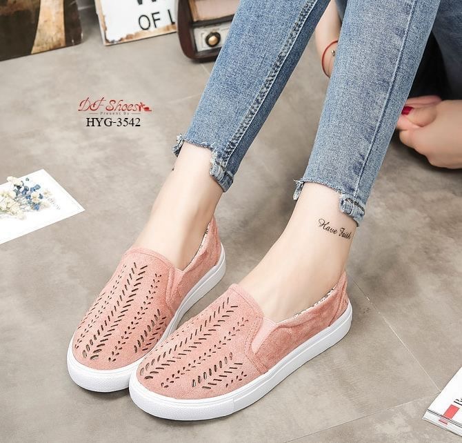 สินค้าพร้อมส่ง รองเท้าลำลองนำเข้า วัสดุผ้าสักหลาดฉลุ ระบายอากาศดี ด้านในซับในด้วยผ้า พื้น PU กระชับเท้าค่ะ