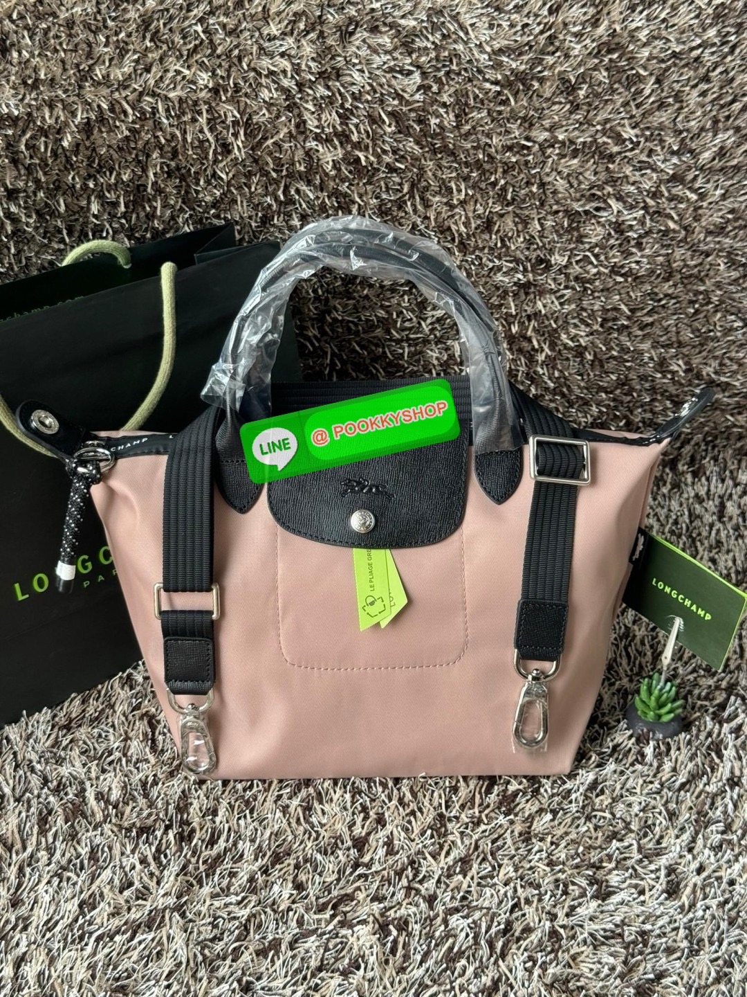 Longchamp LE PLIAGE ENERGY S HANDBAG LE PLIAGE รีไซเคิล ECONYLสไตล์สปอร์ต ทันสมัย และใช้งานได้จริง น้ําหนักเบา กระเป๋าใบนี้เป็นเครื่องประดับที่มีเสน่ห์ในอุดมคติที่จะติดตามคุณในทุกกิจกรรมยามเย็นของคุณ มาพร้อมกับสายสะพายไหล่ปรับได้ สามารถพกพาได้ ทั้งแบบถือแ