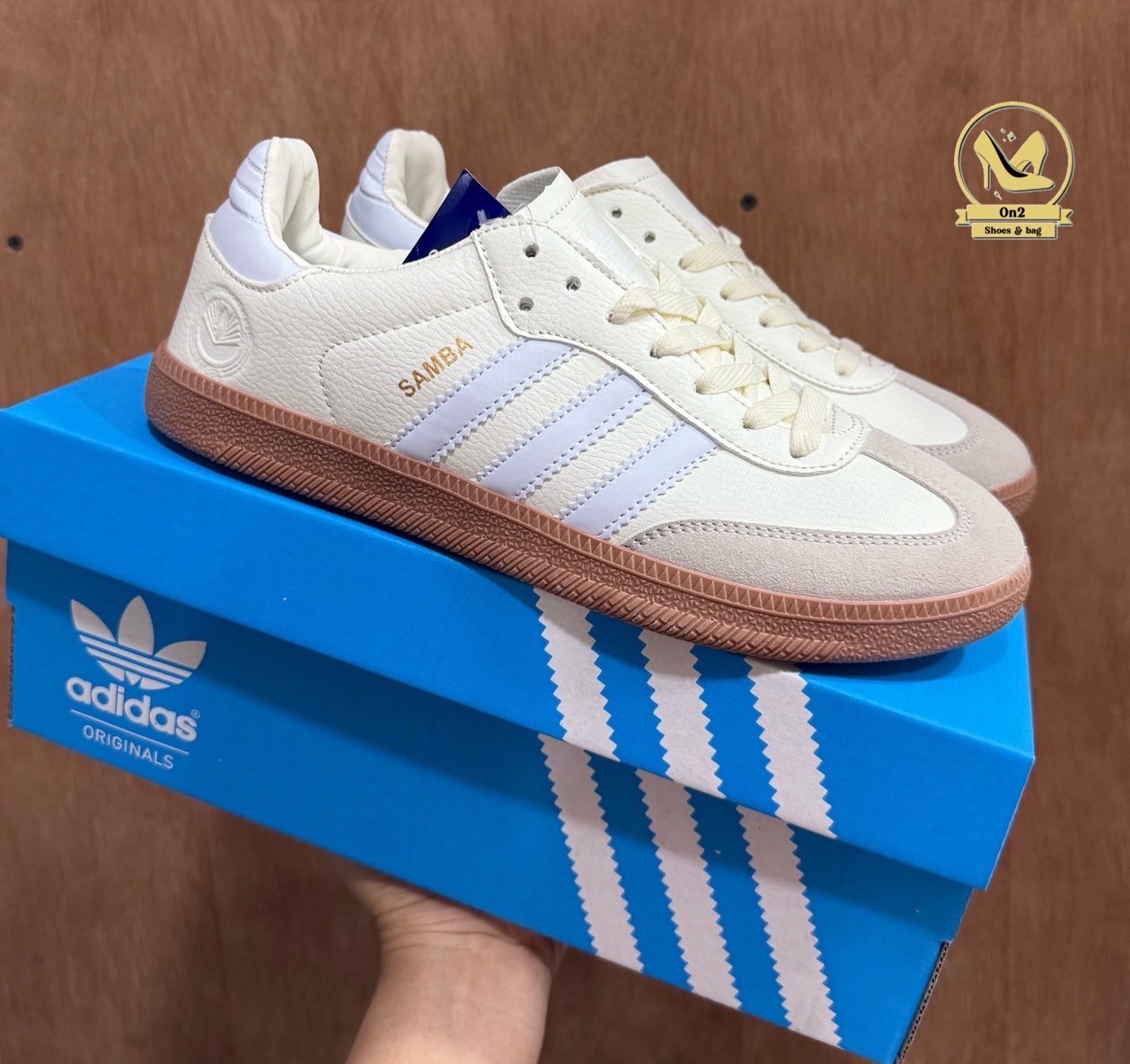 Adidas Samba รองเท้ารุ่นตำนาน จากใส่เตะบอล แต่กลับกลายมาเป็นไอเทมแฟชั่นระดับโลกSamba มาในทรงวินเทจสุดคลาสสิก พื้นยางทรงหมากฝรั่งกับแถบ 3 เส้นเอกลักษณ์ของแบรนด์ ให้ลุคเท่แบบสตรีทสไตล์ ใส่สบาย ใส่ได้ทุกวัน ไม่ว่าจะจับคู่กับกางเกงยีนส์ เสื้อยืด หรือชุดเดรสก็