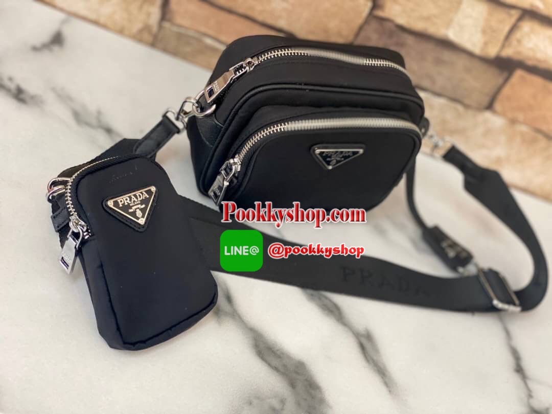 PRADA NYLON BAG WITH ZIP พรีเมี่ยมกิ้ฟจากเคาน์เตอร์แบรนด์ Limited edition วัสดุ Nylon ด้านหน้าประดับโลโก้และช่องใส่ของ เปิดปิดด้วยซิป ภายในลายแบรนด์ Polyester 100% มีโลโก้ ช่องใส่มือถือ สามารถใส่กระเป๋าสตางค์ใบกลาง และของใช้ได้พอประมาณ น้ำหนักเบา ตัวจริงส