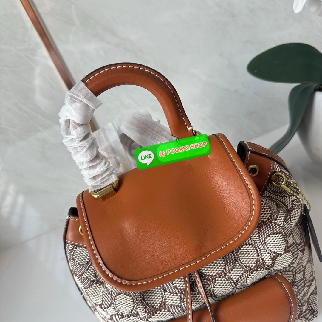 COACH RIYA BACKPACK 21 IN SIGNATURE TEXTILE JACQUARD (CH591) 🔖กระเป๋าเป้ดีไซน์ใหม่ไซส์มินิน่ารัก 🔖วัสดุ ผ้า jacquard ทอลาย ตัดสลับหนังแท้ 🔖 เปิด-ปิดแบบกระดุม ปากกระเป๋าสามารถกดล็อคเปิดปิดและมีเชือกรูดอีกชั้น ภายในโล่งกว้างใส่ของได้