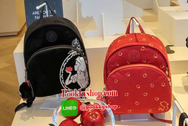 Don’t Miss! Kipling Disney’s Snow White Paola Satin Backpack กระเป๋าสะพายเป้รุ่นหายาก Limited Edition วัสดุ Velvet+Polyester 100% กำมะหยี่สีดำด้านหน้าลายสโนว์ไวท์ลิขสิทธิ์แท้จาก Disney น้ำหนักเบา เปิดปิดด้วยซิปสะดวกใช้หัวซิปแบรนด์สวยดูดี มีช่องซิปด้านหน้า