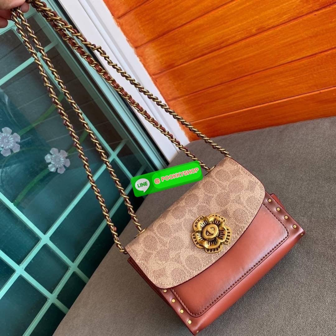 COACH PARKER 18 IN SIGNATURE CANVAS WITH RIVETS (COACH 30592) มาแล้วแม่ รุ่นที่สาวๆเรียกร้องถามหากันบ่อยๆ สุดหรูดูไฮโซมากแม่ ใครได้ไปรับรองหลงรักไม่ผิดหวังคะ วัสดุหนังแท้ สลับหนังแคนวาส รูปทรงสวย ตัวล๊อคกระเป๋าเป็นรูปดอกไม้ด้านหน้าที่เป็นเอกลักษณ์ มาพร้อม