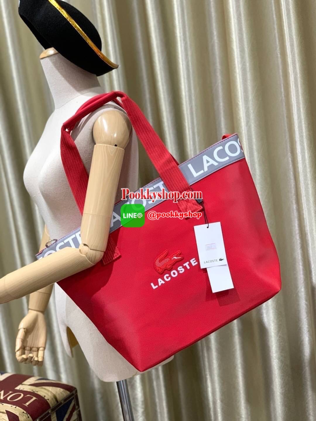 ลาคอส Shopping Bag กระเป๋าถือทรงช้อปปิ้งขนาดใหญ่ ที่ใส่สัมภาระได้รวมถึงใส่เอกสารขนาด A4 ได้ วัสดุ PVC กันน้ำ ดูแลรักษาง่าย ตัดขอบด้วยแถบโลโก้สีเทา ด้านหน้าสกรีนโลโก้และประดับจรเข้อันเป็นสัญลักษณ์ เปิดปิดด้วยซิปเดียว ภายในสกรีนโลโก้แบรนด์ ใบใหญ่สวยโดดเด่