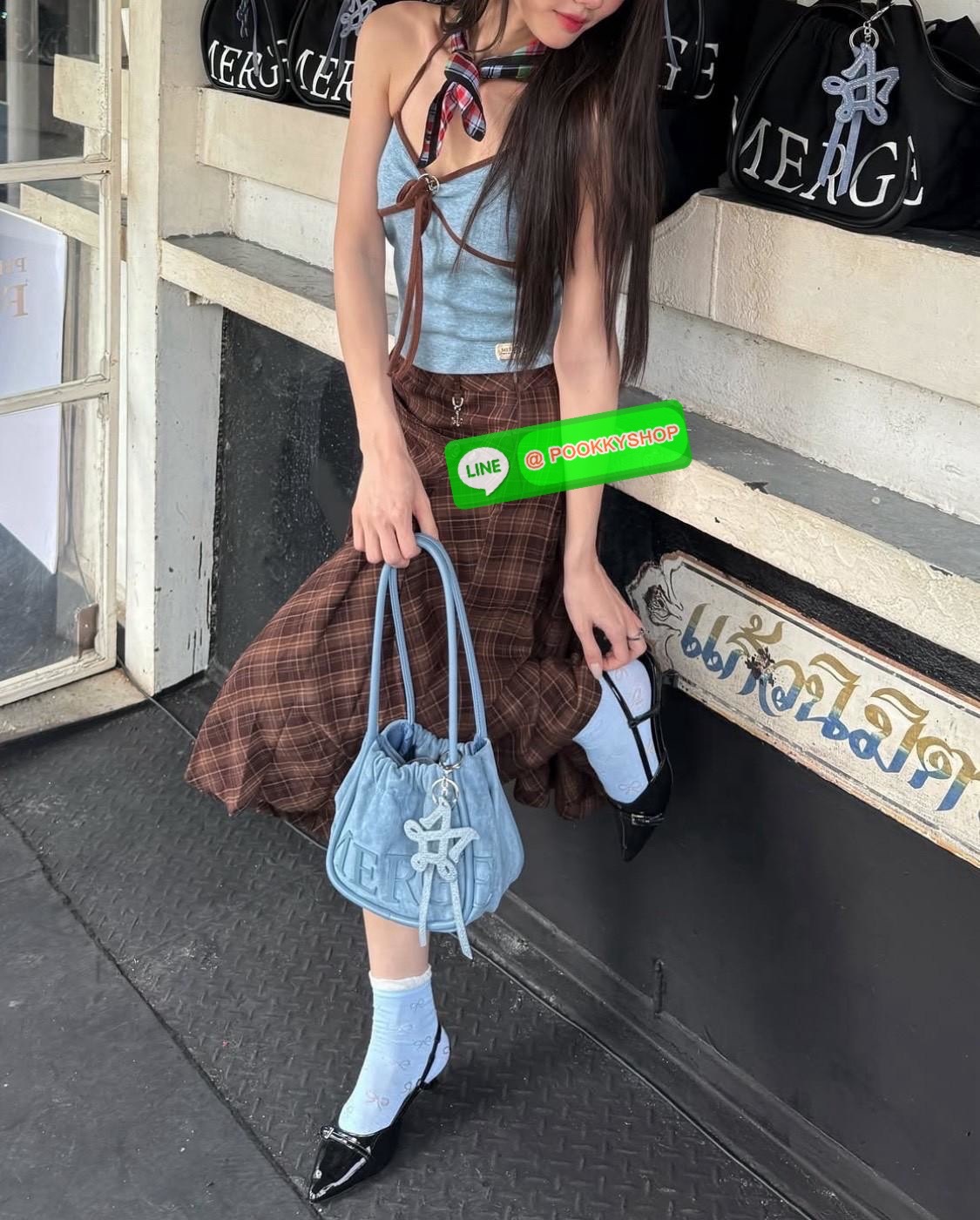 A Day Bag Mini’ in suede กระเป๋าหนังกลับเนื้อเนียน สายเกาหวานปนเท่ MERGE คอลเลกชันพิเศษ ดีไซน์เก๋พร้อมพวงกุญแจลายพิเศษ เข้าเซ็ตสุดคุ้ม!ใบเล็กสามารถ พกพาง่าย น้ำหนักเบา กระเป๋าหูรูดด้านใน ผลิตจากผ้าลายสก็อต ตัวกระเป๋ามี Snap ด้านข้าง ที่สามารถพับปีกกระเป๋า