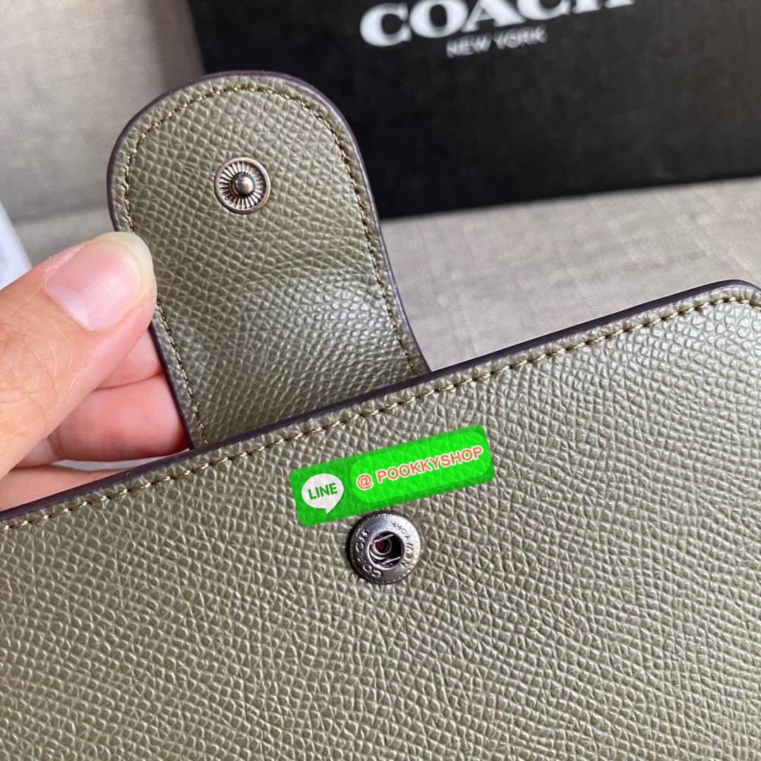 COACH 6390 MEDIUM CORNER ZIP WALLET กระเป๋าสตางค์ใบกลาง สีพื้นเรียบหรู วัสดุcrossgrain ภายในมีช่องใส่บัตรและธนบัตรได้ทุกชนิด มีช่องซิปใส่เหรียญ ขนาดกะทัดรัดพกพาง่าย คนชอบจัดระเบียบกระเป๋าสตางค์แนะนำเลยจ้า
