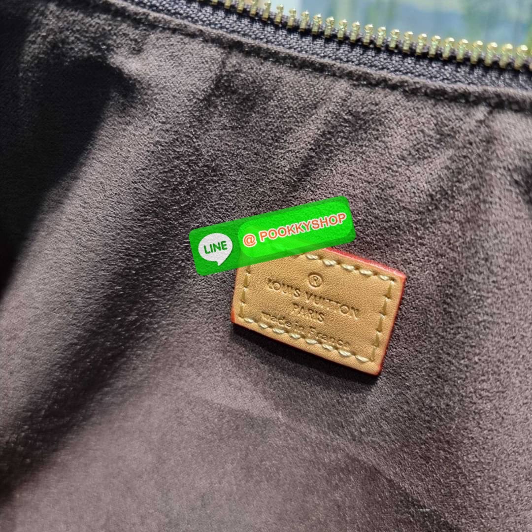 LV THAMES PM BAG กระเป๋าสะพายไหล่รุ่นยอดฮิตทรงพอช ใบใหญ่กำลังดี สวยดีไซน์คลาสสิควินเทจ สายสะพายในตัวใช้งานได้คล่องตัว ปรับได้อีกเล็กน้อย วัสดุหนังแคนวาสทนทาน เปิดปิดด้วยซิป ภายในโล่งใส่ของสำคัญได้ครบ สามารถสะพายแมทช์ได้กับทุกลุค ทุกสไตล์ หรือจะเลือกเป็นกร