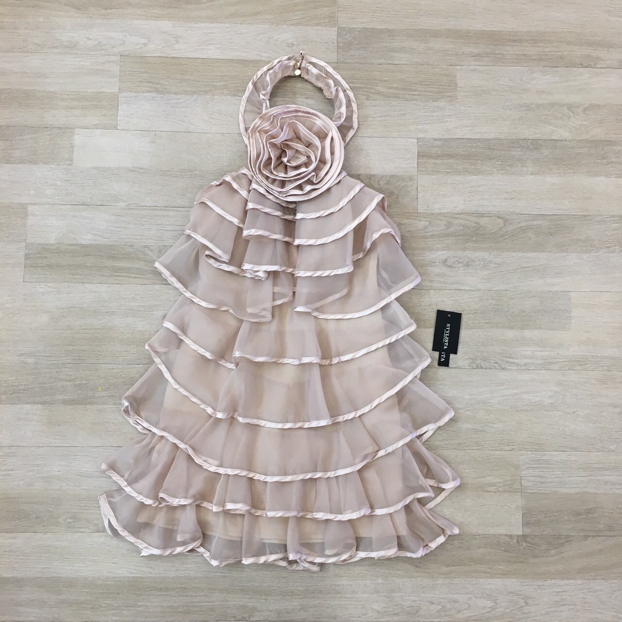 เดรสแฟชั่น ชุดเดรสเนื้อผ้าชีฟองเนื้อนุ่มไหลเบา ดีไซน์โค้งรับสรีระ พร้อมแต่งระบายหลายชั้นอย่างลงตัว