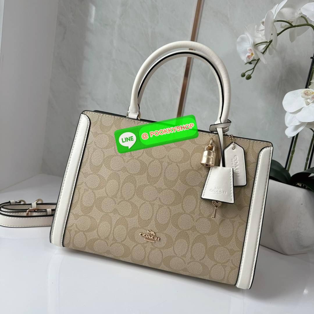 COACH ZOE CARRYALL IN SIGNATURE CANVAS (F87665) 🔖กระเป๋าถือหรือสะพาย ผู้ดีคุณนาย 🔖วัสดุหนังแคนวาส ตัดขอบหนังแท้ 🔖🔖เปิด-ปิดด้วยซิปคู่ ตกแต่งด้วยตัวล็อคแม่กุญแจห้อยด้านหน้า ด้านในเป็นช่องกว้างใส่ของได้เยอะ 🔖สายสะพายยา