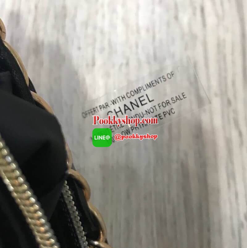 ไอเท็มแนะนำ! รุ่นใหม่ล่าสุด Chanel Cosmetic Cluth Bag With Chain กระเป๋าถือหรือสะพายพรีเมี่ยมเเท้จาก Chanel Cosmetic Counter VIP Gift วัสดุ Nylon&Polyester 100% สีดำประดับโลโก้แบรนด์วิ้งๆสวยหรูดูดี เปิดปิดด้วยซิป หัวซิปแบรนด์อะไหล่ทอง ซับในสกรีนโลโก้ ภายใ