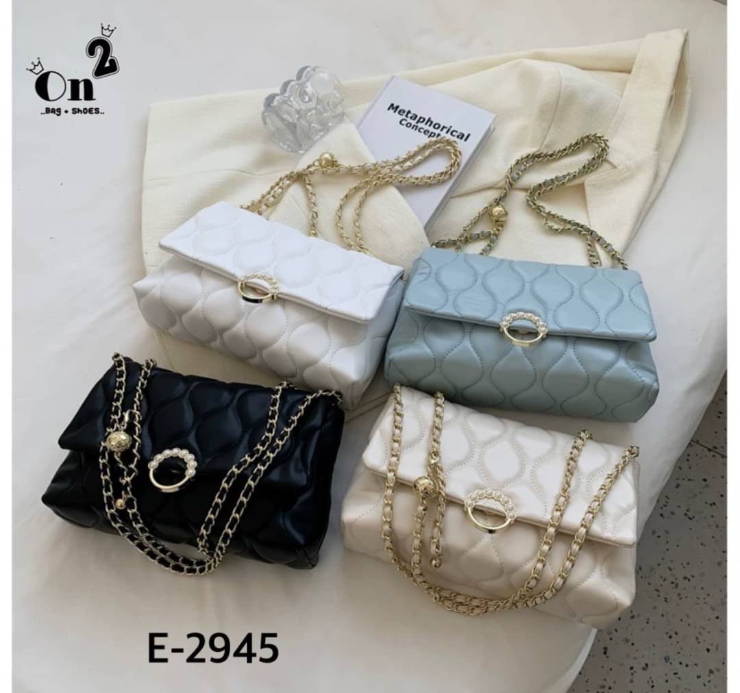 กระเป๋าสะพายมาใหม่ งานสไตล์แบรนด์ เปิดหน้า สายสะพายยาวแบบครอสบอดี้หรือดึงขึ้นสะพายข้างได้ค่ะ