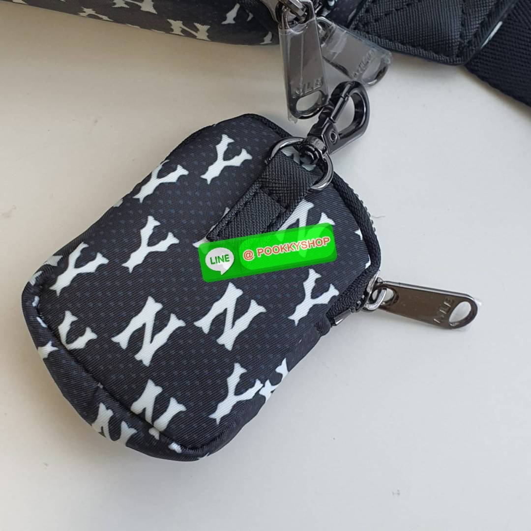 New collection!!! MLB MONOGRAM HIP SACK NEW YORK YANKEES กระเป๋าทรงคาดอก คาดเอว สะพายไหล่ จากแบรนด์ดัง MLB เป็นรุ่นยอดฮิต อีกคอลเลคชั่นที่ขายดี วัสดุ ผ้า NYLON กันน้ำ ด้านหน้าปักโลโก้แบรนด์ อะไหล่แบรนด์ ด้านใน มีช่องซิปแยก 1 ช่อง และ ช่องหลักใหญ่ 1 ช่อง ม