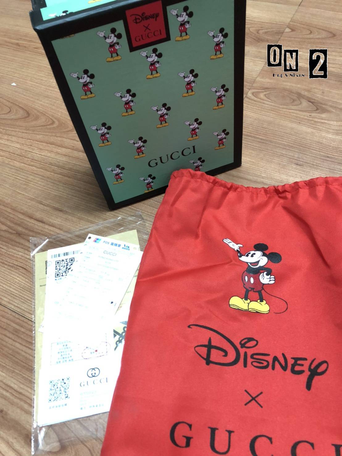 กุชชี่สะพายข้างทรงฝาปิดวัสดุตัวกระเป๋าทำจากหนังแคนวาสลายมิกกี้เม้าส์ อะหลั่ยสีทอง ด้านในซับผ้าทออย่างหนา งานปั๊มทุกจุด สายยาวเป็นหนังอย่างดีสีน้ำตาล