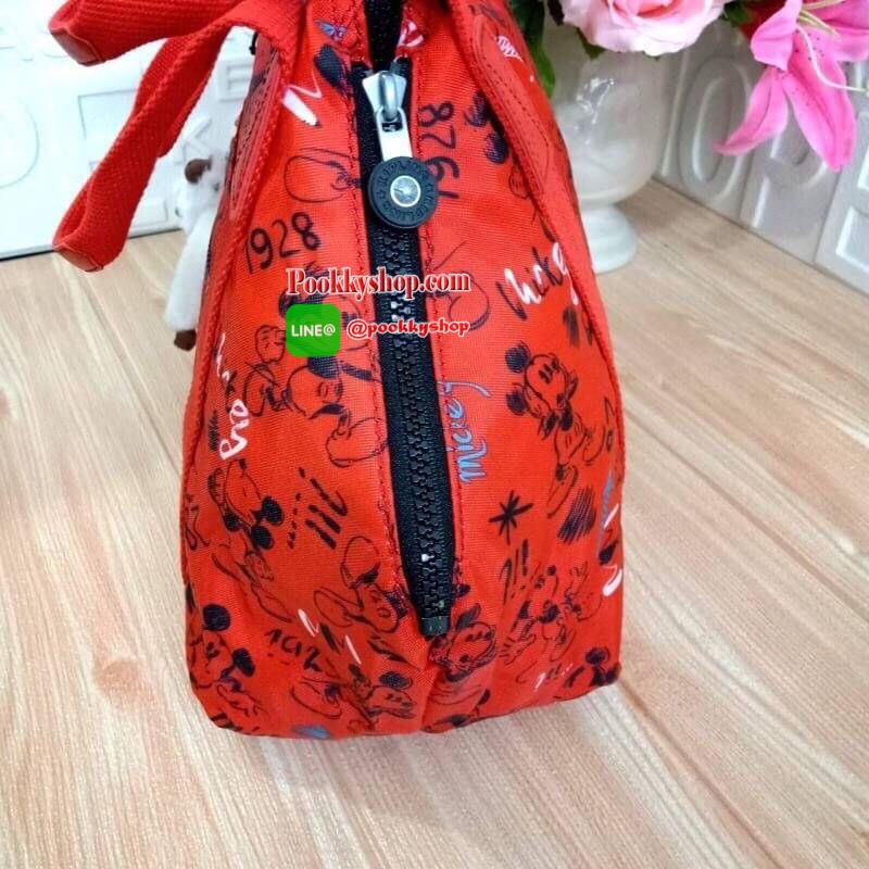 Disney's® 90 Years of Mickey Mouse Handbag 👍 รุ่น ART size M 👍กระเป๋าผ้าคิปลิงสะพายไหล่ได้ ครอสบอดี้ได้ มีสายยาวให้ 👍สามารถปรับสไตล์กระเป๋าได้2รูปแบบ เป็นtote หรือเก็บหูกระเป๋าก็ได้ 👍ช่องใหญ่ใส่ของได้จุ เปิดปิดด้วยซิป