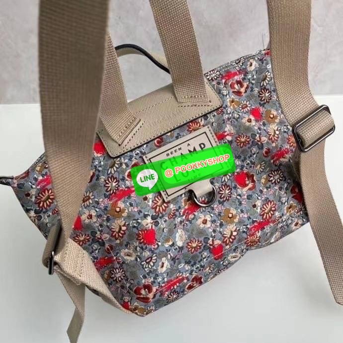 New Arrival Longchamp X Eu Backpack กระเป๋าเป้สะพายหลังลายดอกๆไม้ วัสดุผ้าฝ้าย อะไหล่สีดำ กระเป๋าเป้แบบลำลองสำหรับสตรีซึ่งนำรูปทรงอันเป็นเอกลักษณ์ของ Le Pliage มาปรับใช้กับทุกสถานการณ์ อุปกรณ์เสริมที่ใช้งานได้จริงนี้มีสายรัดปรับระดับได้และที่จับช่วยให้ สะ