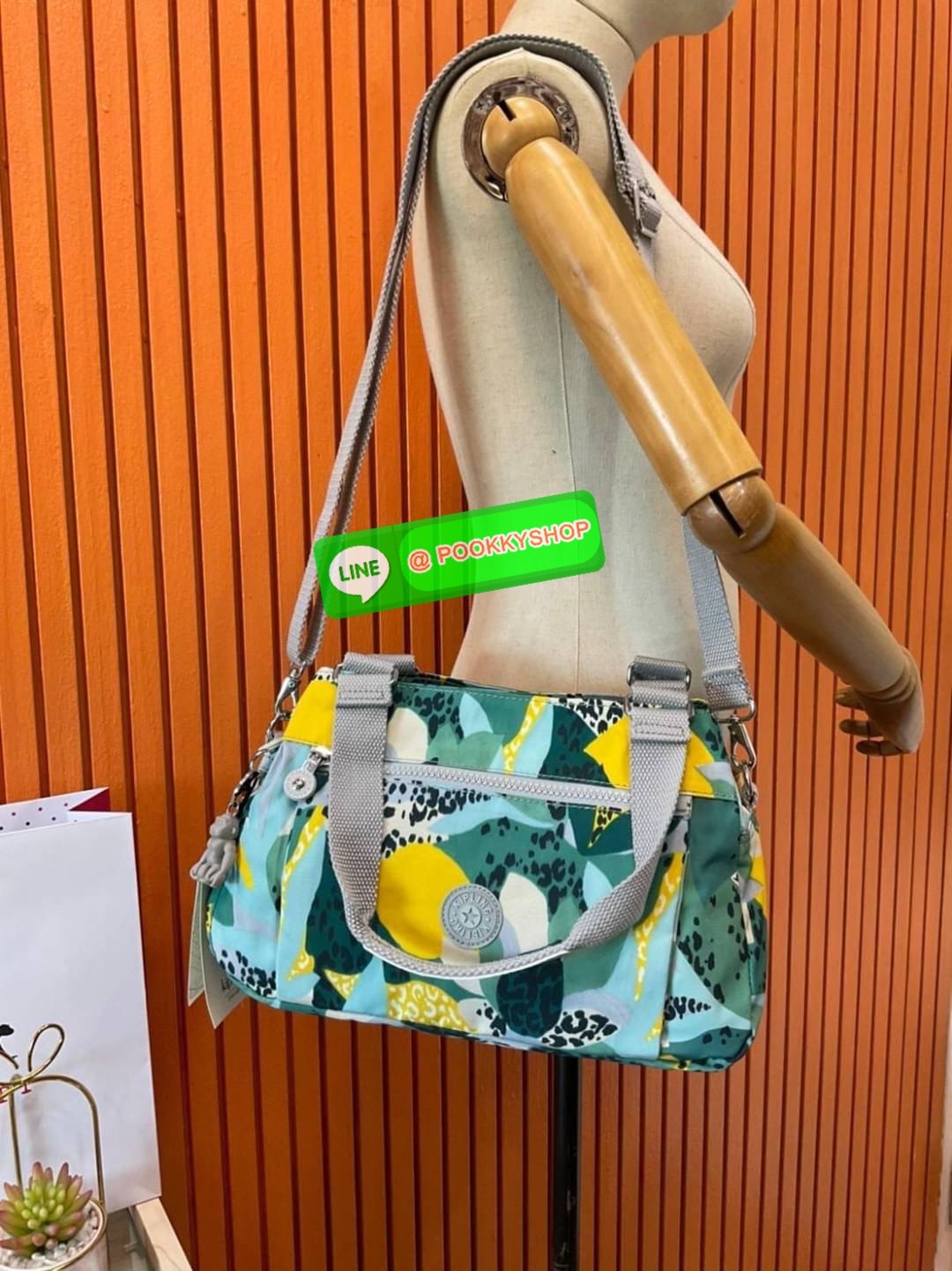 Kipling Damen Orelie Henkeltasche รุ่น K15257 กระเป๋าถือ/สะพาย Crossbody ขนาดกำลังดี หูกระเป๋ายาวสามารถคล้องบ่าได้ วัสดุpolymode100% ผ้ากันน้ำ กระเป๋ามีน้ำหนักเบา มีช่องซิป ด้านหน้า และ ด้านหลัง ภายในแบ่งเป็น 3 ช่องหลักใช้งาน ช่องซิปกลางแยกเป็นสัดส่วน จุข