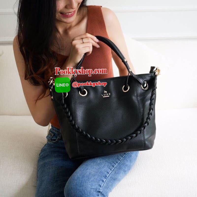 รุ่น Andrea city bag เปิดตัวรุ่นใหม่พร้อมอะไหล่สามแถว สั่งทำพิเศษจากโรงงานเดียวกับแบรนด์ดังระดับโลกเลยค่ะ สุดหรูไม่ลอก มาในทรงสุดสวยเปิดตัวใหม่✔️ มีสายสะพายสองเส้น เส้นแรกคือสายเปีย สะพายแล้วดูน่ารักสุดๆ หรือจะใช้สายสะพายยาวก็คล่องตัว ปากกระเป๋ามีซ