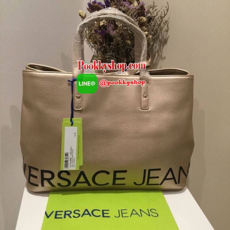 VERSACE JEANS TOTE BAG(VJ) กระเป๋าสะพายจากแบรนด์ดัง วัสดุ PU คุณภาพดี นิ่ม ด้านหน้าตกแต่งด้วยโลโก้แบรนด์สวยโดดเด่น ด้านในโล่งกว้าง มีช่องซิปและช่องใส่ของหลายช่อง ซับในลายแบรนด์ รุ่นนี้มาพร้อมกระเป๋าใบเล็กสำหรับใส่ของจุกจิกอีก1ใบ แยกใช้ได้ สาวๆที่ชอบใบใหญ่