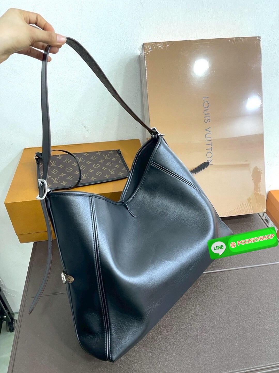🕊️ พร้อมส่ง | LV CarryAll Vibe MM ใหม่ล่าสุด กระเป๋าสะพายทรงโท้ทใบใหญ่ สวยหรูดีไซน์เรียบง่ายคลาสสิค ดูผู้ดี มาพร้อมใบลูกลายโมโนแกรมสุดไอคอนิก รูปทรงสวยตลอดกาล ใช้ได้กับทุกลุค ทุกโอกาส ภายในโล่งกว้างมาก ใส่ของสำคัญได้ครบแน่นอนจ้า