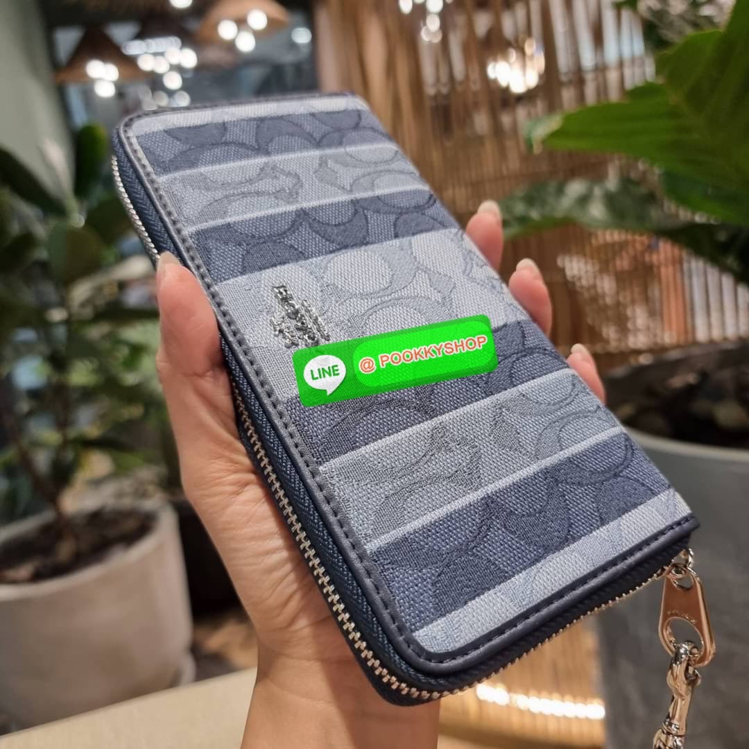 COACH C8313 LONG ZIP AROUND WALLET WITH SIGNATURE JACQUARD WITH STRIPES พร้อมเสิร์ฟความเลิศหรู ใหม่ล่าสุด กระเป๋าสตางค์ใบยาวกึ่งคล้องมือ ดีไซน์ผู้ดี๊ผู้ดี รุ่นขายดี ถือใช้คือขับผิวสุด!! วัสดุผ้า jacquard ลวดลายดูแพง มาพร้อมสายคล้องมือ ถอดออกได้ ภายในใส่บั