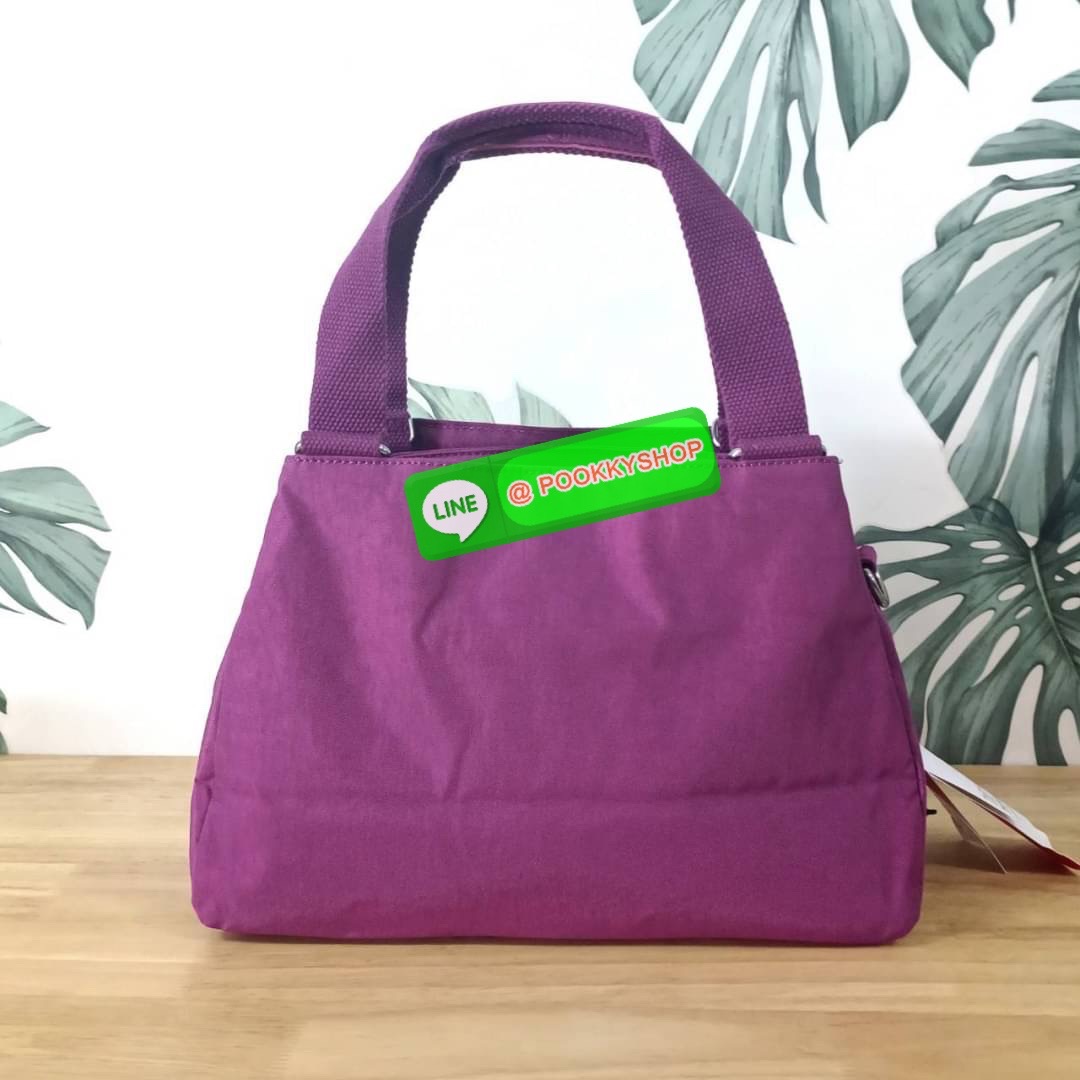 KIPLING ELISE HANDBAG กระเป๋าถือและสะพายไหล่ วัสดุ Nylon +Polyester ขนาดกำลังพอดี จุของได้มาก มีหูจับสองสาย ถือสะดวก น้ำหนักเบา มีช่องซิป ด้านหน้า ช่อง กระเป๋าหลักเปิด-ปิดด้วยซิป มี3 ช่องว่างใส่ของได้จุมากๆ ใส่มือถือได้ กระเป๋าสตางค์ใบยาว และ เครื่องสำอาง