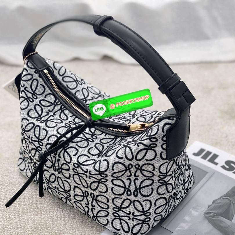 RESTOCK!! 💙🤎 LOEWE CANVAS BAG VIP GIFT WITH PURCHASE (GWP) พรีเมี่ยมกิ๊ฟ Limited จาก LOEWE HAUTE PARFUME DUTYFREE COUNTER วัสดุ CANVAS ตัดหนังแท้ ดีไซน์ทรงยอดฮิตประจำปีเลย! ปักโลโก้แบรนด์บนผ้าทั้งใบเป็นเอกลักษณ์ เปิดปิดด้วยซิปยาวภายในโล่งก