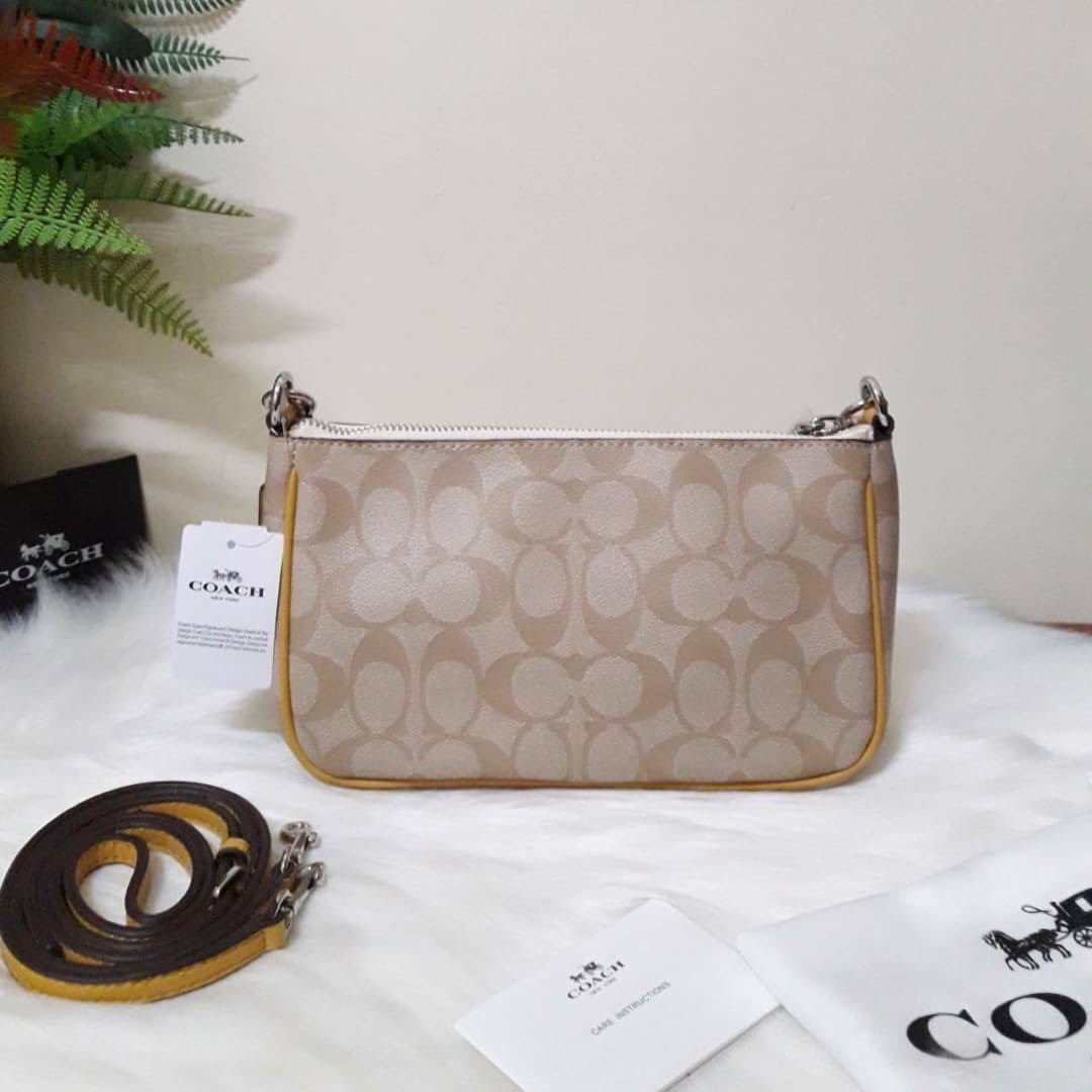ขายดี Coach Messico Top Handle Pouch In Signature Coated Canvas กระเป๋าหิ้ว/คล้องไหล่/สะพายข้าง ขนาดเหมาะ ดีไซน์สวยน่ารัก ผลิตจากวัสดุคุณภาพดี แข็งแรงทนทานน้ำหนักเบา ภายในบุผ้าสวยงามเรียบร้อย 1 ช่องอเนกประสงค์ ซิปโลหะสีทองสวยงาม สายสะพายถอดและปรับความยาวไ