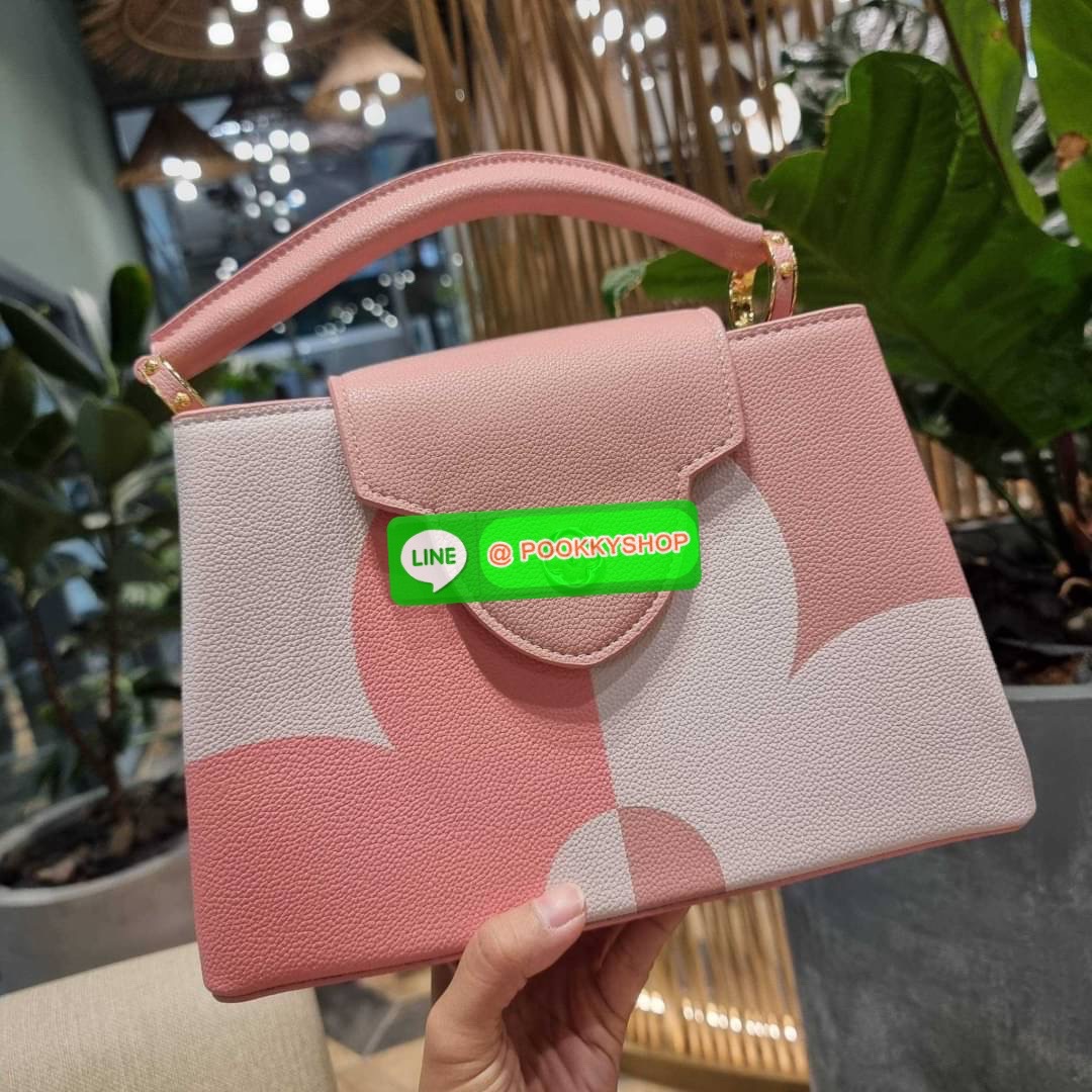 NEW IN!! LV capucines top handle วีไอพีพรีเมี่ยมกิ๊ฟจากเคาน์เตอร์ ที่สุดของความสวยในราคาเบาๆ กระเป๋าถือสุดหรู ดีไซน์ทรงคลาสสิค พร้อมลวดลายหรูหรา มาพร้อมหูจับในตัว ด้วยรูปทรงวินเทจและวัสดุหนังลูกวัว สัมผัสดี ขับผิว ทำให้ไอเท็มนี้สะกดทุกสายตาจริงๆ และยังมีล