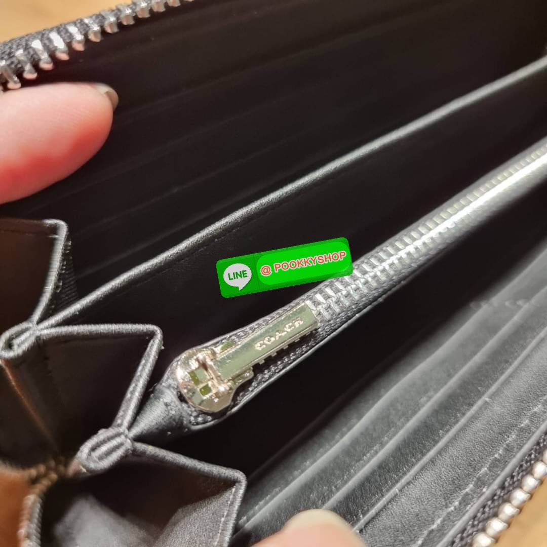 COACH C4596 COACH x PEANUT ACCORDION ZIP WALLET IN SIGNATURE CANVAS WITH SNOOPY PRINT คอลเลคชั่นใหม่ล่าสุด 2IN1 ไปอีก กระเป๋าสตางค์กึ่งคล้องมือ ลายสนูปพี น่ารักน่าใช้ สีคลาสสิค ใช้ได้ตลอดกาลไม่มีตกเทรนด์ วัสดุหนังแคนวาสเคลือบลาย มาพร้อมสายคล้องมือ ถอดออกไ