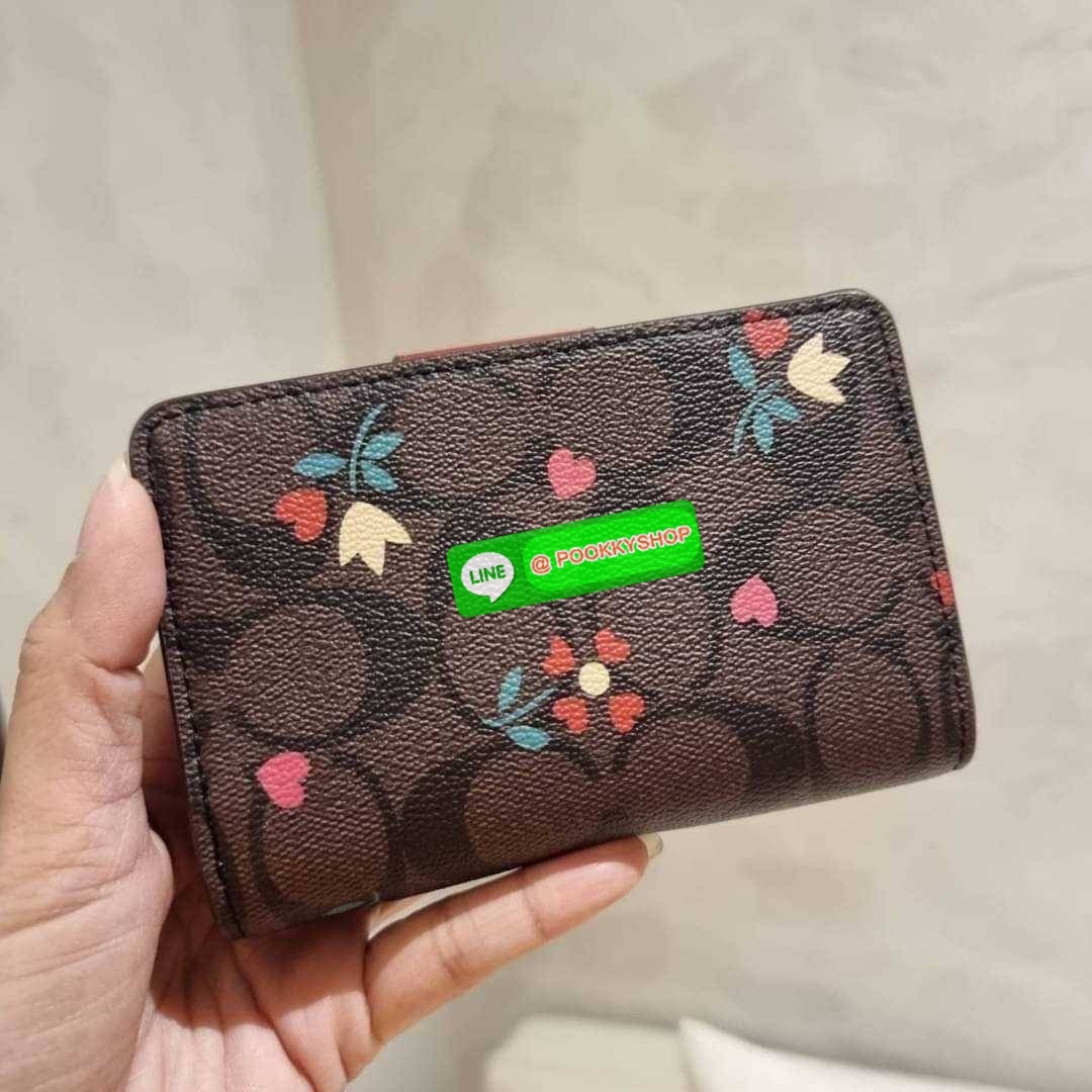 COACH C8730 MEDIUM CORNER ZIP WALLET IN SIGNATURE CANVAS WITH WILDFLOWER PRINT คอลเลคชั่นใหม่ กระเป๋าสตางค์ใบกลาง ดีไซน์ใหม่ สุดหรู คละลายพริ้นท์เต็มใบ น่าใช้ไปอีก วัสดุหนังแคนวาสเคลือบลาย ภายในมีช่องใส่บัตร ใส่ธนบัตรได้ครบ และมีช่องซิปแยก ใบจริงสวยมากๆ แ