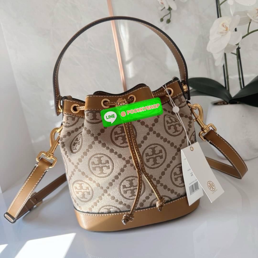 TORY BURCH T MONOGRAM JACQUARD BUCKET BAG กระเป๋าสะพาย ทรงบัคเกต รุ่นฮอต สไตล์ไหนเข้าได้ ทุกลุค วัสดุ jacquard ตัดขอบหนังแท้ ภายในเป็นช่องโล่งกว้าง ใส่ของได้เยอะหยิบจับสะดวก มาพร้อมสายสะพายข้างหนังแท้ ถอดและปรับระดับได้สะพายชิวได้ทุกโอกาส