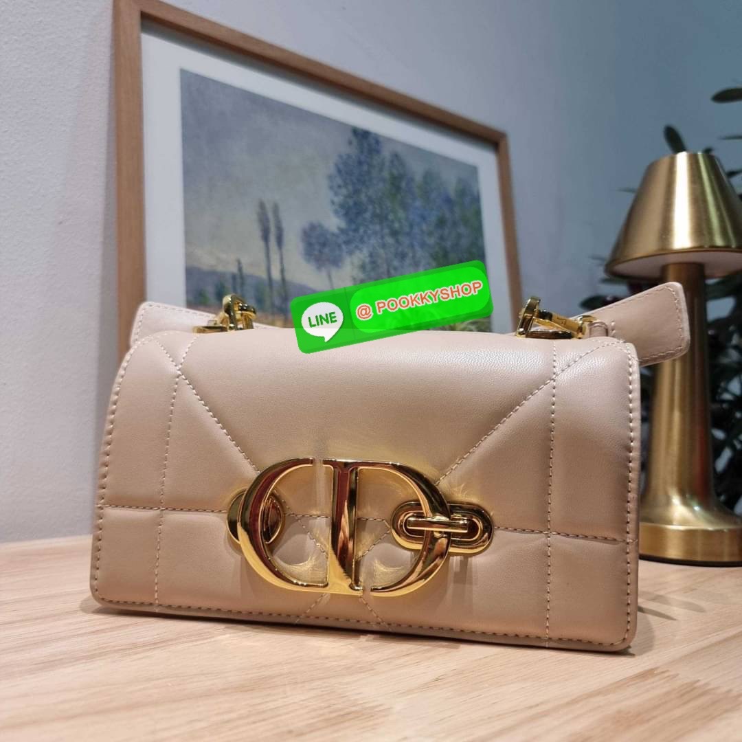 🔅 Model CD 30 MONTAIGNE POUCH WITH SHOULDER STRAP AND HANDLE 🔅 Details ย้อนยุคความหรูหรา อันเป็นเอกลักษณ์ กระเป๋าสะพายสวยอยู่ทรง เพิ่มลูกเล่นให้กับไอเท็มนี้ด้วย มือจับที่ถอดออกได้ และอะไหล่เปิด-ปิดแบบคล้องล็อค สะดวกใช้ ด้านหลังมีช่องใส่บัต