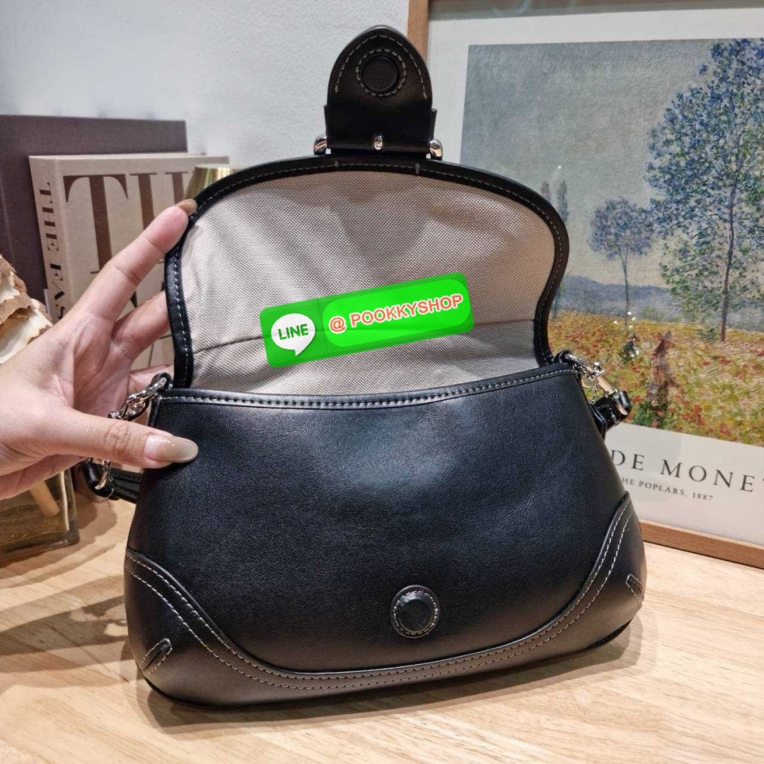 COACH CR737 SOHO BAG IN REPURPOSED DENIM 🔅 Details เลิกสวยแซ่บกี่โมงคะคุณน้า! ไอเท็มให้พาใจสั่นมาอีกแล้ว! กับกระเป๋าสะพายไหล่สไตล์วินเทจ ที่ยังคงแมสและฮอตมาก ด้วยรูปทรงที่ใช้งานง่าย ไม่เกะกะ แต่มีความเรียบหรูในตัว กระเป๋าปิดด้วยกระดุมแม่เหล็ก ภายใ