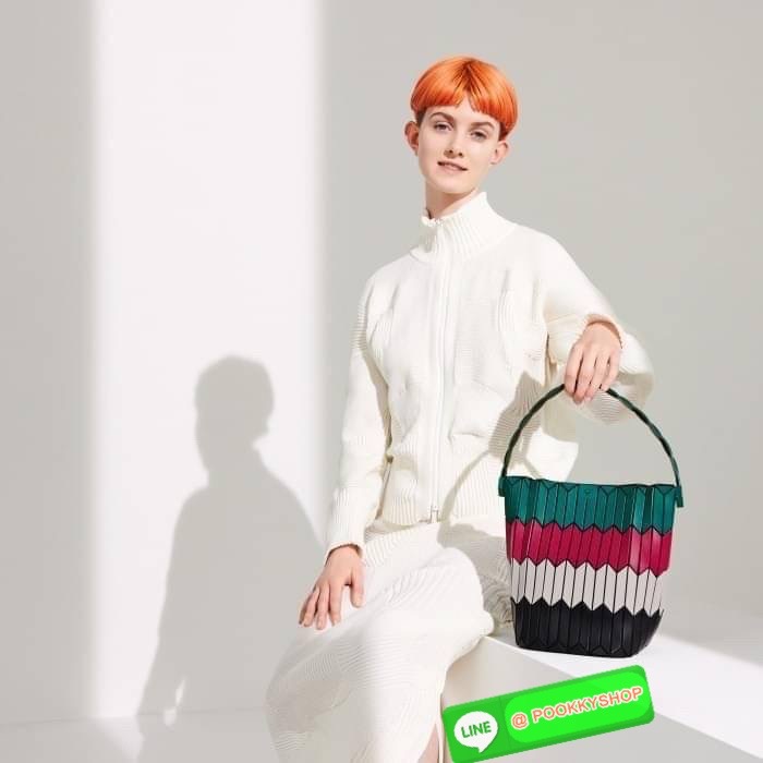 💕Baobao Issey Miyake Large Bucket กระเป๋าบัคเก็ตขนาดใหญ่สามารถใช้ใส่ร่มพับได้หรือขวดน้ำขนาดเล็กได้ ซีรีย์ใหม่นี้มีจุดเด่นที่แผ่นรูปทรงสี่เหลี่ยมด้านขนานในแนวตั้ง เกิดเป็นรูปทรงสามมิติซึ่งแตกต่างไปจากรูปทรงที่เกิดขึ้นจากแผ่นสามเหลี่ยม หูหิ้วสามารถข