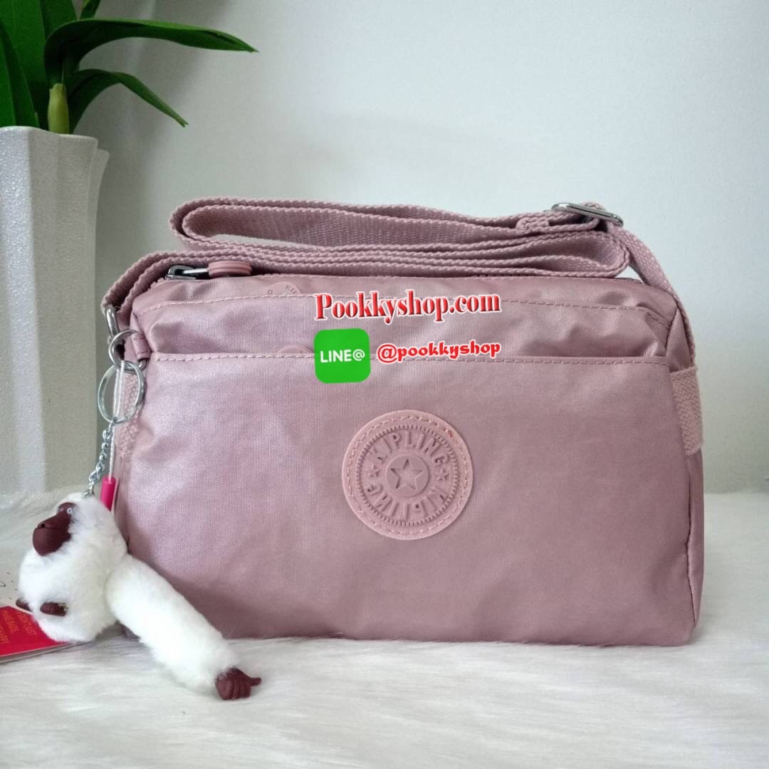 KIPLING Mini Crossbodybag กระเป๋าสะพายข้างขนาดกะทัดรัด ผลิตจากวัสดุ Nylon+ Polyester100% มีช่องใช้งานแยกย่อยมากถึง 4 ช่อง -ด้านหน้ามีช่องซิป 2 ช่อง -ช่องหลักโล่ง กว้าง จุของใช้ได้เยอะ -ด้านหลังมีช่องซิปอีก 1 ช่อง มาพร้อมพวงกุญเเจลิง สายสะพายยาวสามารถปรับไ