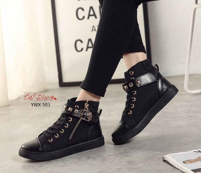 สินค้าพร้อมส่ง รองเท้าผ้าใบหุ้มข้อนำเข้าเสริมส้น ผ้าแคนวาส ส้นPU ประดับแถบซิปสีทองรูปหัวกระโหลก ด้านข้างมีเทปเมจิกเทปใส่ง่าย ดีเทลสวยเก๋ไม่ซ้ำใครค่ะ