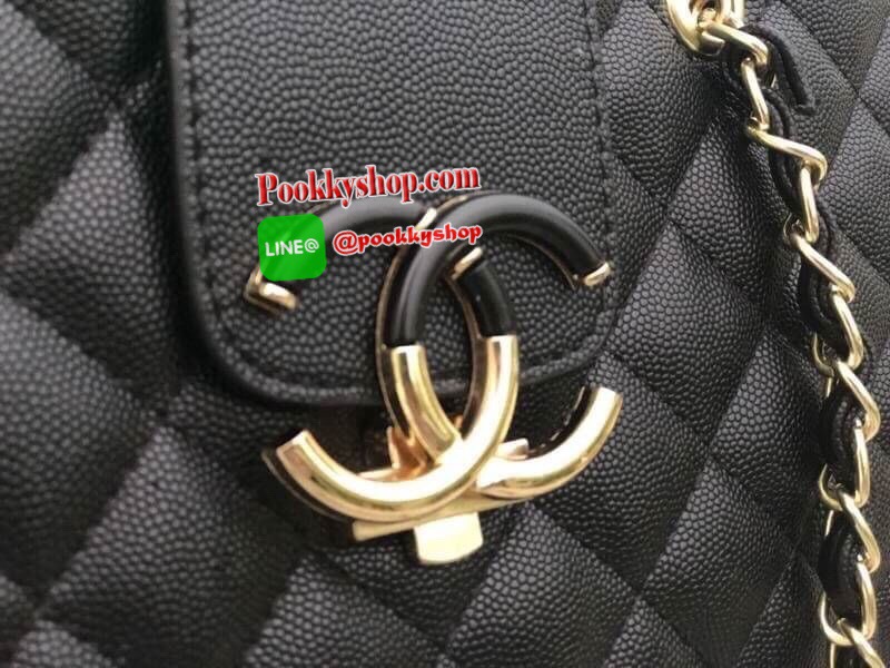 Chanel TOTE BEAUTYถือ/สะพายไหล่ วัสดุหนังแกะสัมผัสนิ่มมือ สังเคราะห์คุณภาพดีทนทาน เปิด-ปิดด้วยซิปและตัวล็อก อะไหล่ทองฐานรองหมุด4มุม ภายในมีช่องใส่ของจุกจิก และซิปใหญ่ อีก1 ช่อง สายสะพายไหล่สบาย จุของได้เยอะ น้ำหนังเบา ซื้อใช้เองหรือฝากเป็นของขวัญก็สุดคุ้ม