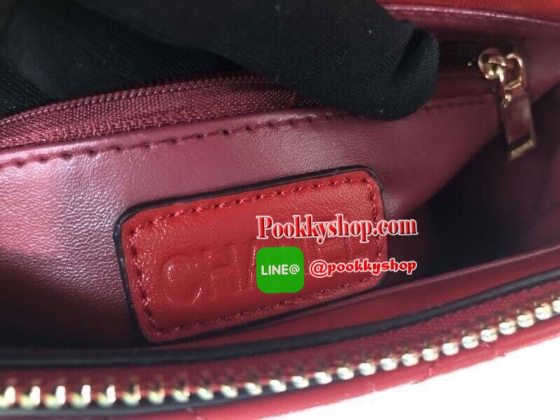 Chanel อเนกประสงค์ รุ่น Limited edition วัสดุหนังแกะเรียบขนาดเล็กกะทัดรัดน้ำหนักเบามีช่องใส่ของจุกจิกเปิดปิดด้วยฝาปิดกระดุม และซิป มีช่องใส่บัตร ช่องซิป ใส่กระเป๋าสตางค์ใบกลางได้ค่ะตัวจริงสวยมากๆถูกใจรีบจองนะคะใส่มือถือได้ทุกรุ่นสายสะพายยาวคู่สะพายได้สองแ